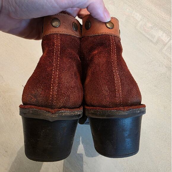 Fly London Duke Women's Ankle Boot Distressed Suede Leather Rust SZ 36 Studs - Picture 4 of 8